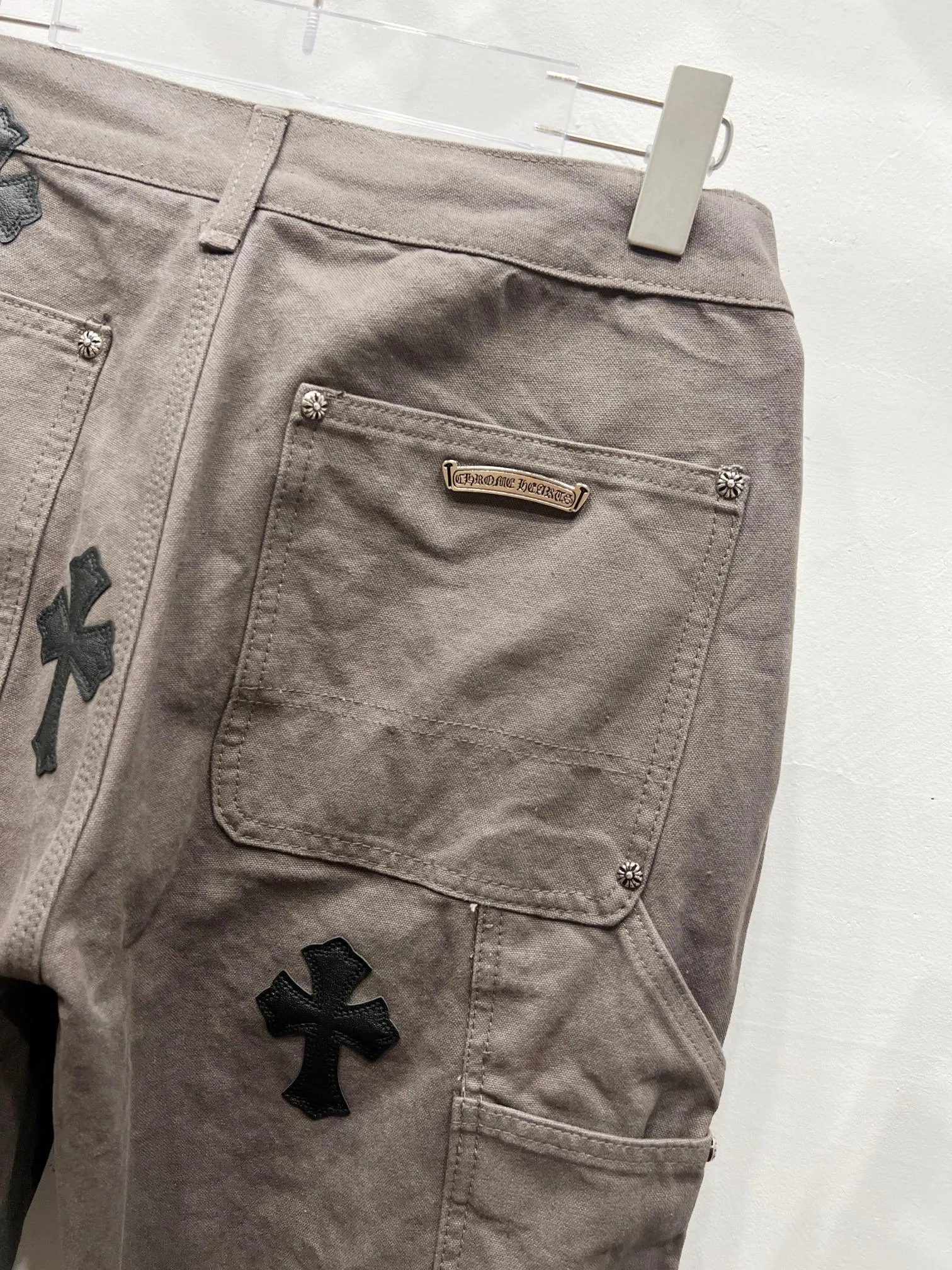 P260 Style number: (c038) Chrome hearts Cross patch leather jeans workwear logging pants Chrome hearts logging pants are here! ! ! CH Croix Heart Double Knee Cross Patch Leather Bo1 Style Logging Pants Straight-leg Work Pants B136 Croix Heart Cross Sanskrit Overalls Price 4W Level, Patched Cross Pattern Decoration, High Waist Washed Jeans! ! Absolutely high-end luxury products, 1.9W level god-level single products, super popular products, made by top heavy industry, not to be missed. About Zangyin, this is an extremely luxurious fashion brand, which can also be called the nobles of the high street. It has always been an exclusive brand of some hipsters or rich second generation. Compared with ordinary high streets, it is more luxurious and noble. Compared with luxury brands, it has a more fashionable personality and has always been a brand that I have a special liking for. Imported yarn is custom-woven into a high-density twill canvas, which ensures a crisp silhouette while also making the fabric feel very delicate. It follows the B01 classic silhouette, with a crisp and stylish upper body. The ready-made garments are stone-ground and fermented and can be matched with any style. Buttons and zinc are washed with genuine YKK retro metal products. Double-layered canvas on the front. Perfect details. All hardware is perfect. Size: s-XXL Color: Gray